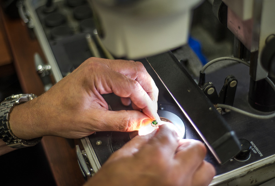 Gerry Gordon Jeweller making a ring appraisal